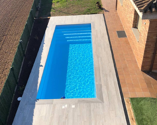 vaso piscina rectangular de poliester resina y fibra autoinstalble moderna para jardín piscina de fibra Marbella con escaleras prefabricadas largas