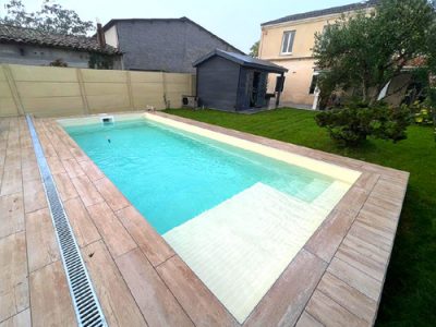 vaso poliester de piscina de fibra rectangular con playa y zona de chapoteo para niños pequeños copacabana