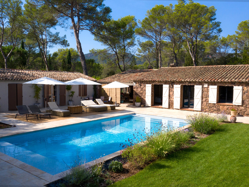 Hotel rural con piscina de obra rectangular con encanto en Vallromanes Barcelona