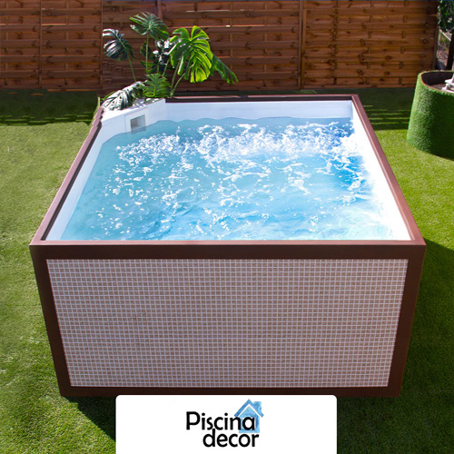 pequeña piscina mini cuadrada 2x2 elevada con filtro y bomba para instalar en patio o terraza pequeña como piscina prefabricada
