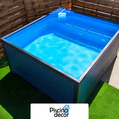 piscina prefabricada pequeña de acero y liner con banco interior Piscinadecor para terraza pequeña o jardín pequeño filtración piscina incluída