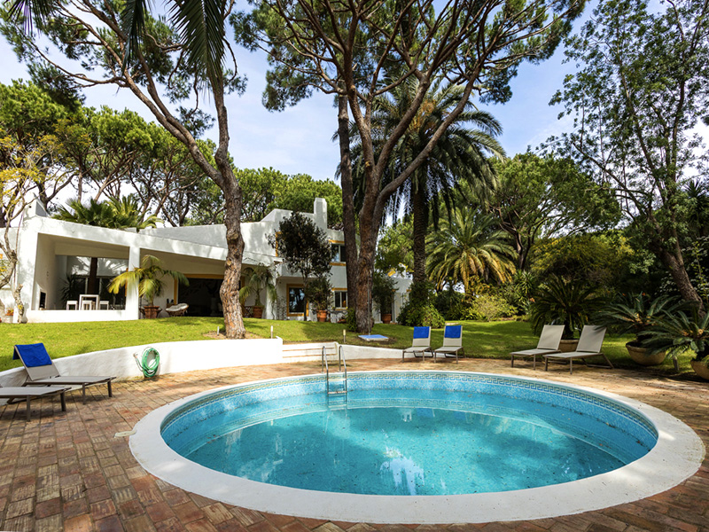 reforma piscina de obra redonda vieja en piscina de obra nueva moderna en casa de lujo con piscina y jardín con pinos en matadepera barcelona