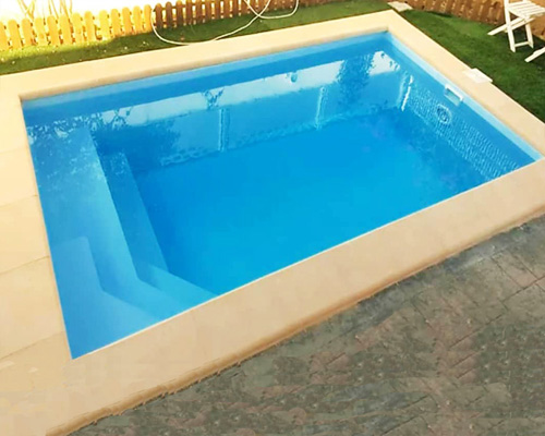 mini piscina de fibra 4x2 Star4 de lineas rectas y modernas con banco y escalera de poliester de Europa piscinas
