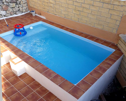 mini piscina pequeña de fibra rectangular y mederna con banco y escalera de poliester Star4 de Europa Piscinas