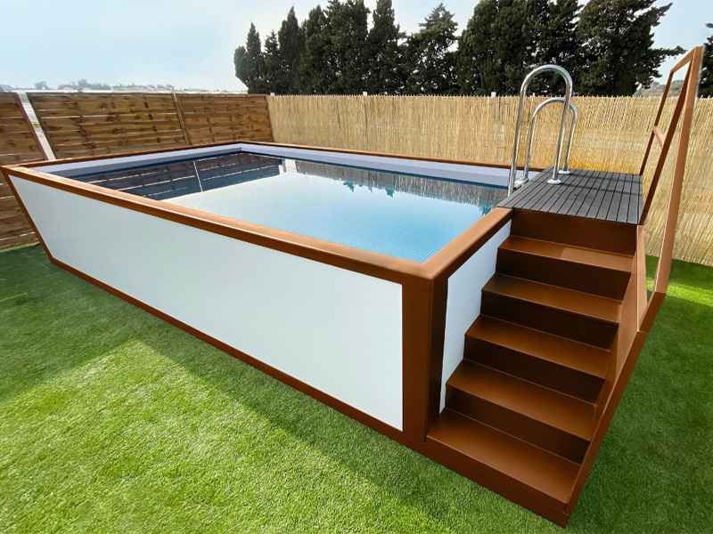 piscina container económica en altura con acabado en acero color corten con tarima y escalera piscina con pasamanos
