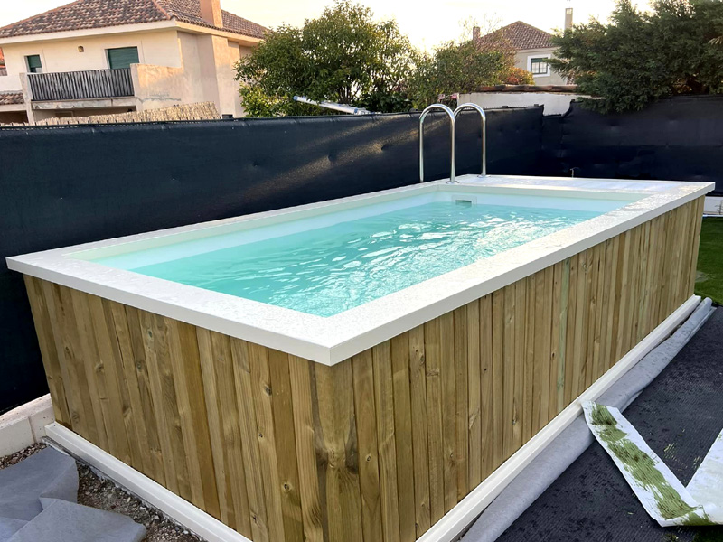 piscina rectangular de madera blanca con remates metálicos y liner color blanco a buen precio