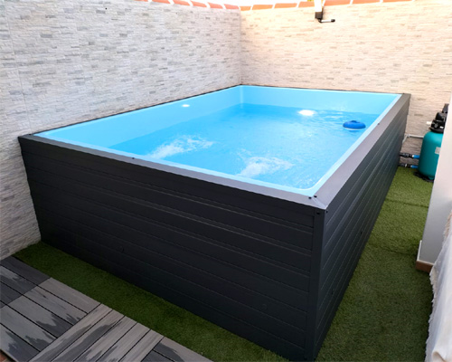 vaso de mini piscina sobre el suelo de poliester y fibra con foco led blanco piscina de serie y revestimiento metálico de acero o aluminio lacado
