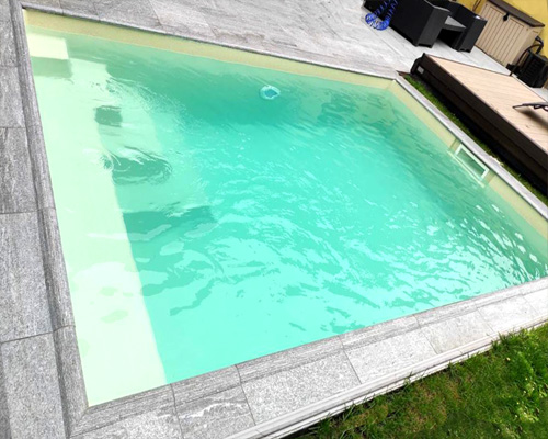 Piscina de fibra 4x3 Itálica45 en color crema con banco piscina y escalera