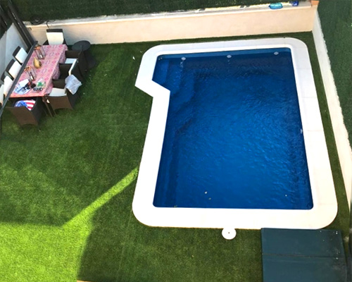 piscina 6x3 de poliester en color azul oscuro con escaleras en l y desnivel en profundidad Gandia60