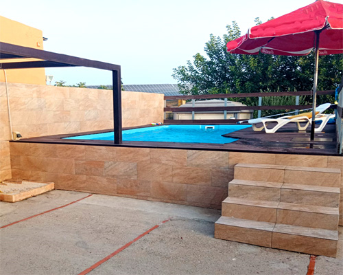 piscina carlota de fibra 6x3 en alto sobreelevada con tarima de madera y escalera de obra