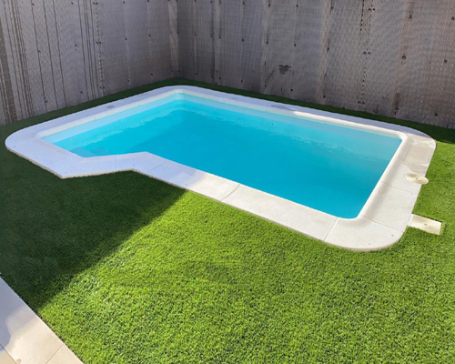 piscina de fibra Gandia40 de 4 metros en patio pequeño con cesped