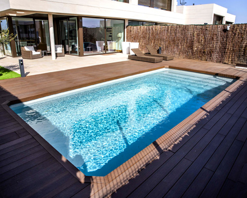 piscina grande de poliester 8x4 Samana80 de 8 metros de largo y 4 de ancho en casa con porche moderna