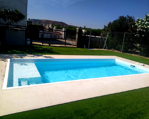 piscina rectangular prefabricada de poliester con resina 8x3 con plataforma tipo playa color blanco Copacabana8
