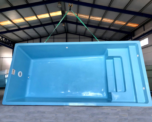 vaso piscina de poliester amistad nueva vacia sin instalar en stock tamaño 6,67 x 3,00 profundidad 1,27-1,60m