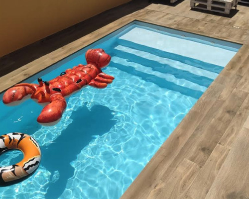 piscina fibra 7x3 con plataforma ancha playa paraíso con escalón largo y ancho de poliester para tomar el sol tipo playa piscina