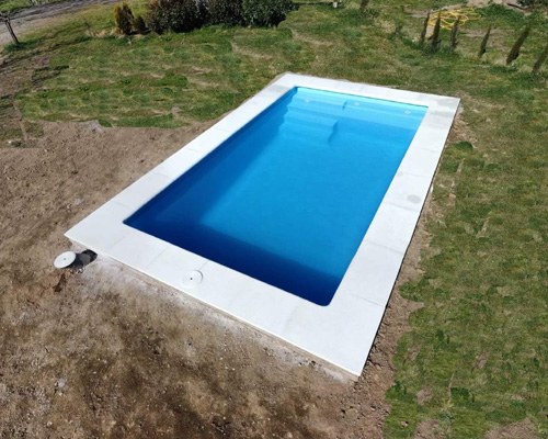 piscina de fibra prefabrica 5x3 Aruba con banco piscina y escaleras en Extremadura