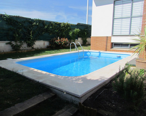 piscina pequeña prefabricada de poliester de 4 mtros Monaco40 sin escaleras y fondo con pendiente