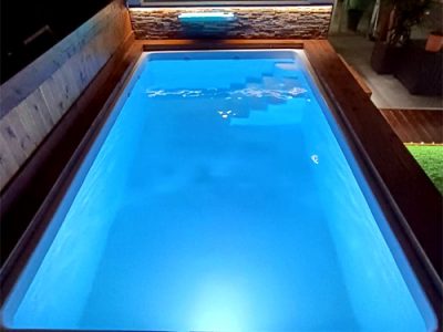 piscina nueva de poliester de 4 metros Luna que puede ir elevada con escaleras de fibra de color azul