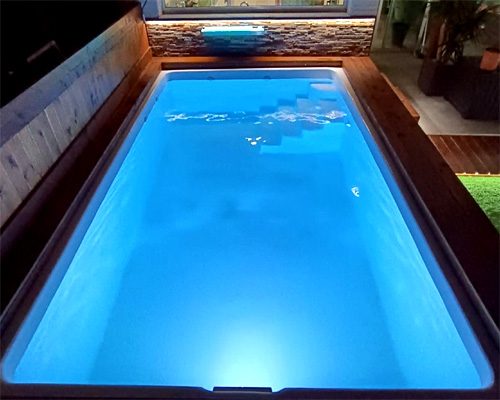 piscina nueva de poliester de 4 metros Luna que puede ir elevada con escaleras de fibra de color azul