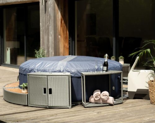 jacuzzi hinchable portatil con hidrojets y muebles de jardin