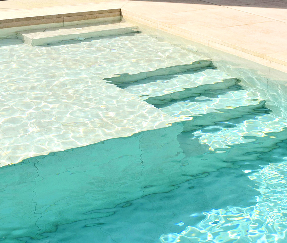 donde hacer piscina de obra con playa y escaleras