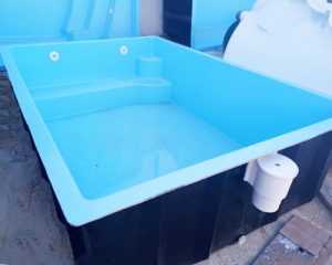 Mini Piscina 3x2 prefabricada poliester Daniela con banco