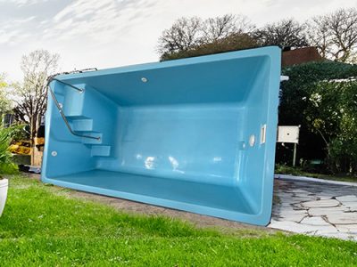 Piscina prefabricada de fibra Luna elevada semienterrada o enterrada con barandilla o pasamanos