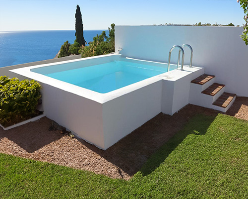 mini piscina blanca prefabricada de fibra de vidrio sin escaleras con muro de obra Nina
