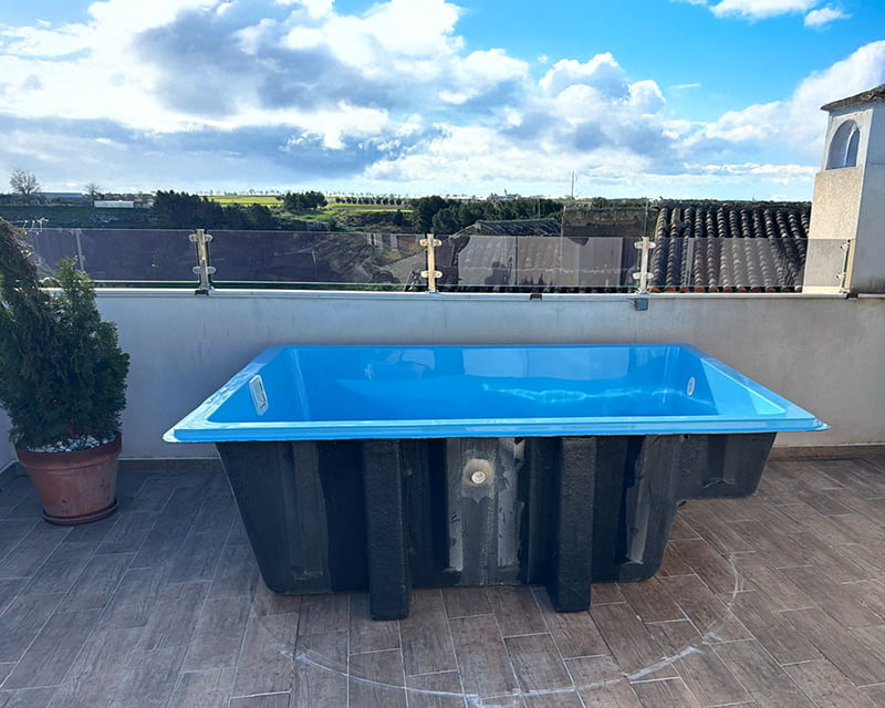 Piscina elevada poliester de color azul piscina con refuerzos para ir sobre el suelo en un ático