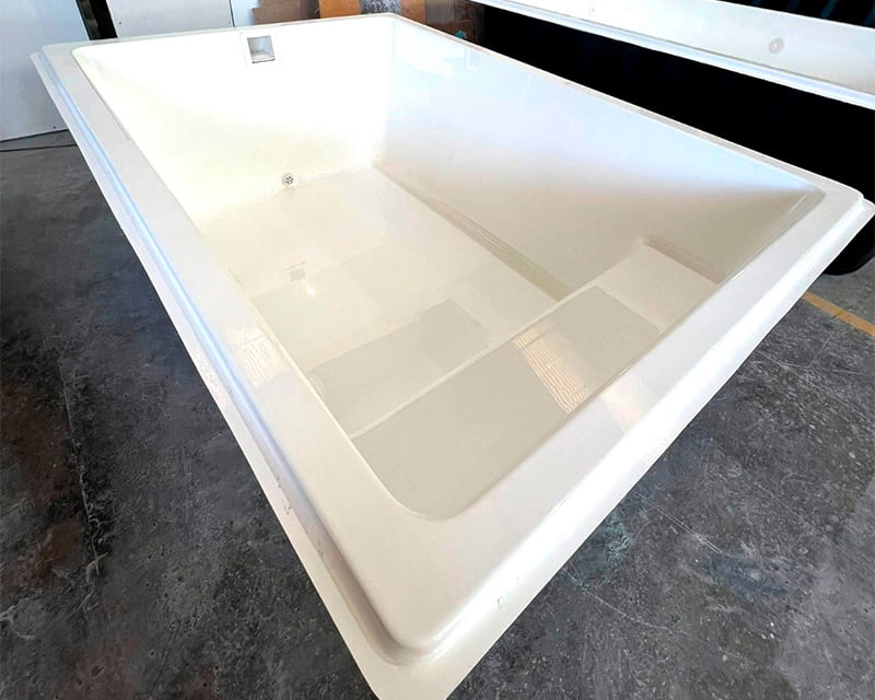 interior piscina de fibra martina25 vacia sin agua en la fabrica