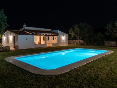 Piscina de fibra Altea64 con escaleras para sentarse