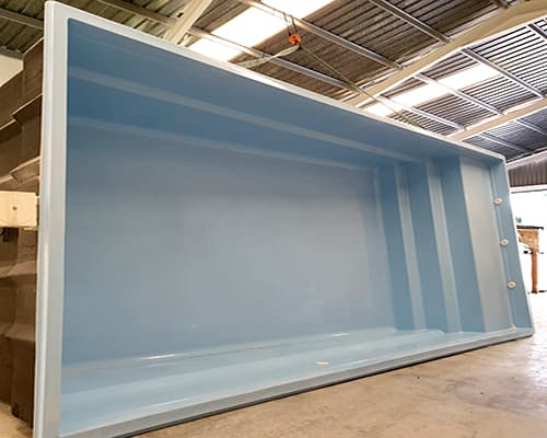 Piscina poliester 7x3 Playa Paraíso vacía en azul