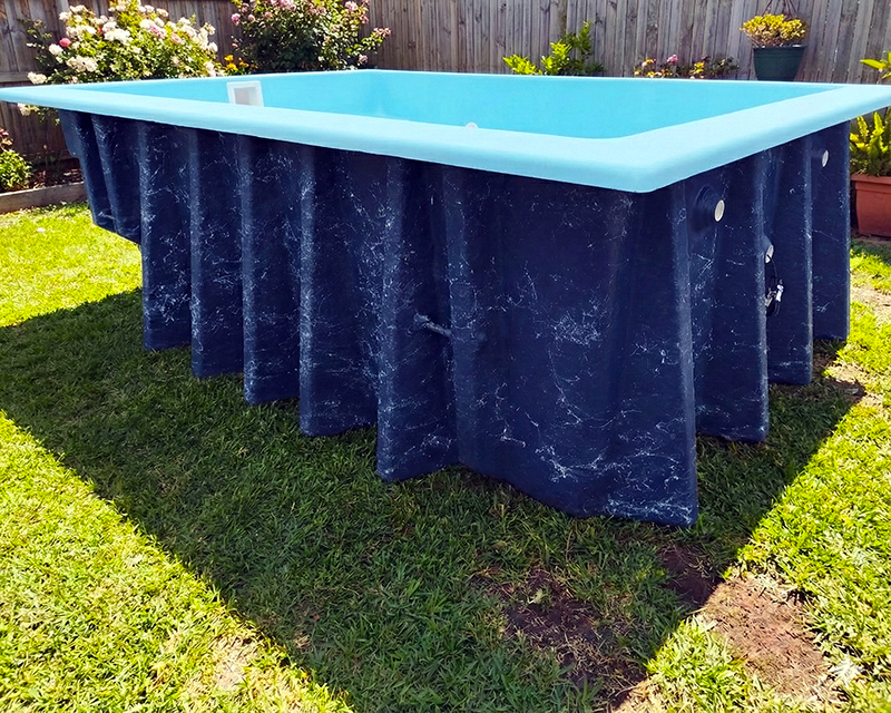 piscina poliester Luna40 sin revestimiento con refuerzos para ser una piscina elevada