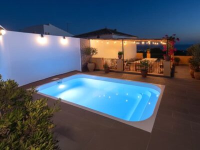 Piscina poliester 4x2 enterrada Valeria de noche