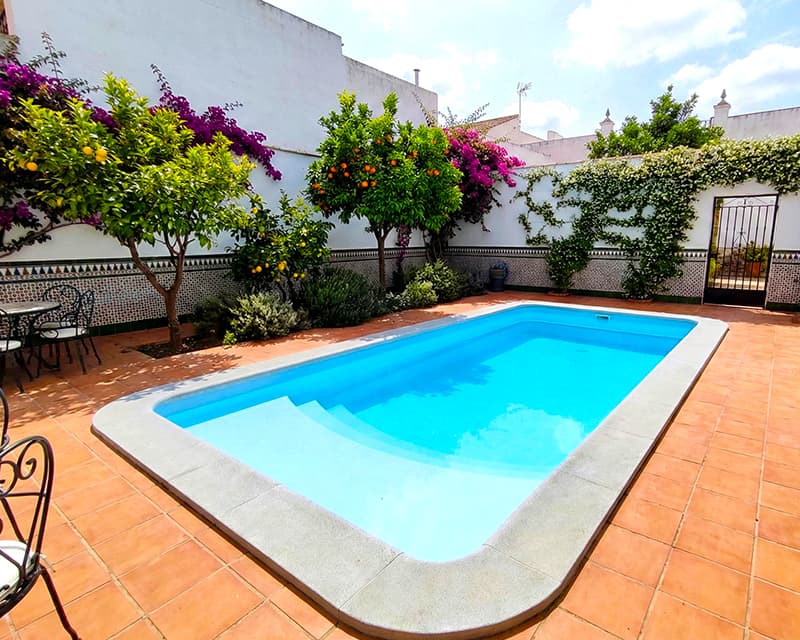 Piscina poliester 7x3 con playa Honolulu71con instalacion en Andalucía