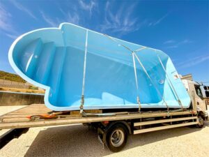 Piscina prefabricada 7x3 Victoria7 con fondo inclinado y escaleras romanas