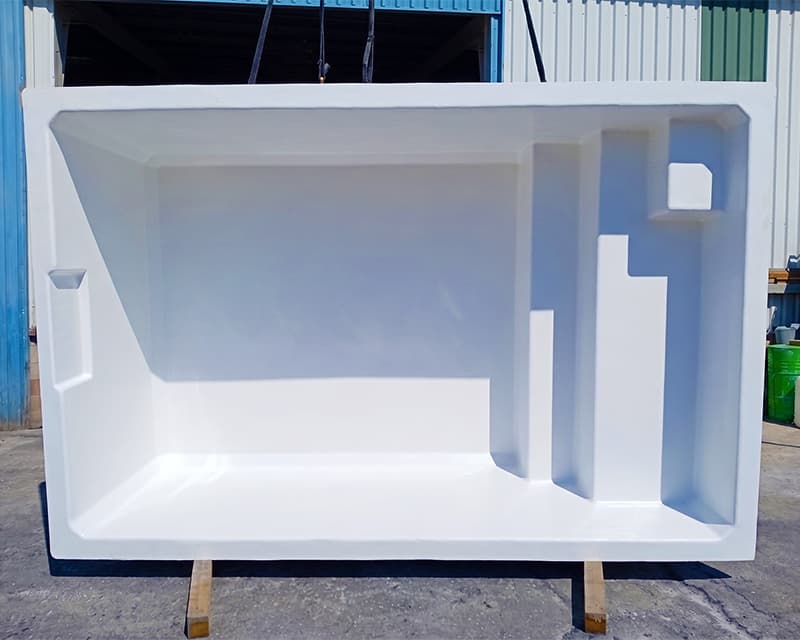casco piscina poliester Thais35 en blanco en fábrica